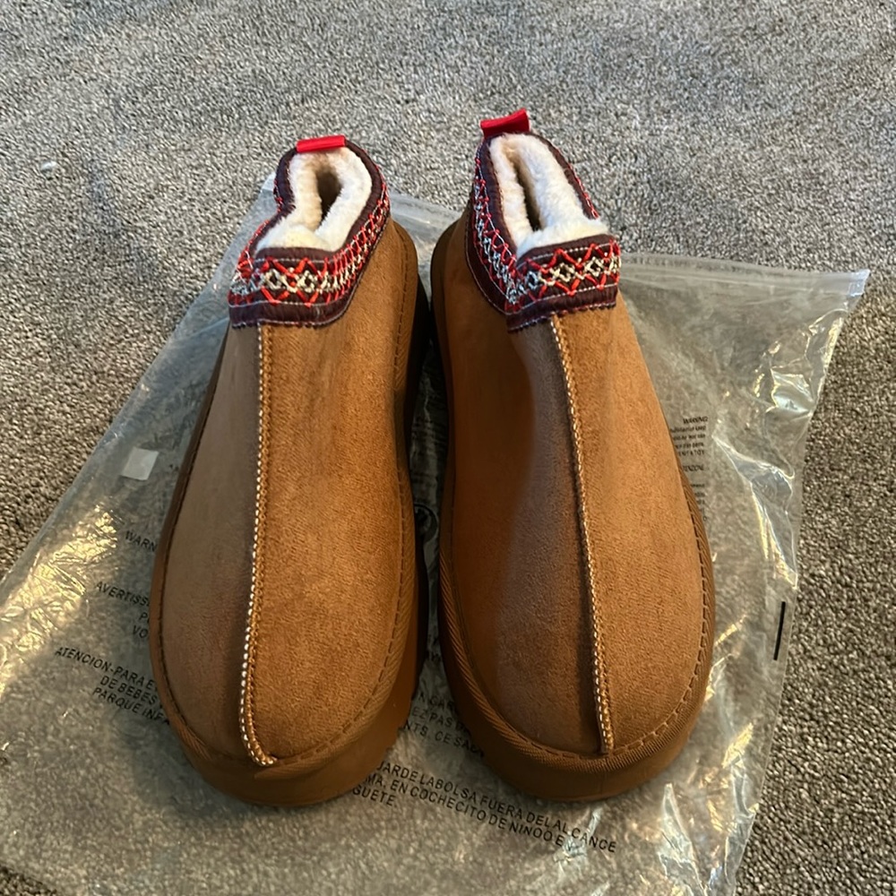 Zexsafety Platform Tasman Slippers for Women shoe size say 40.